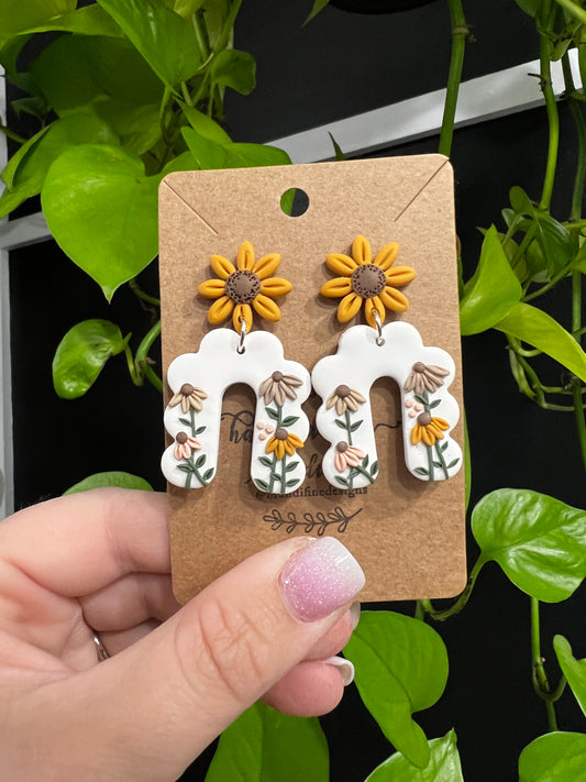 Scalloped Sunflower Arch